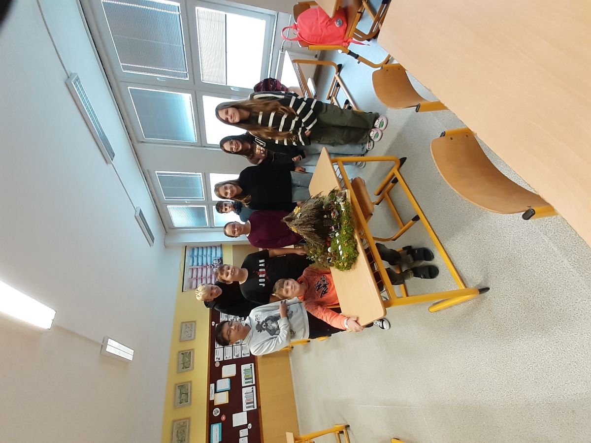 Podzimní dekorace – zvítězili „Skřítci“ ze 7. třídy 